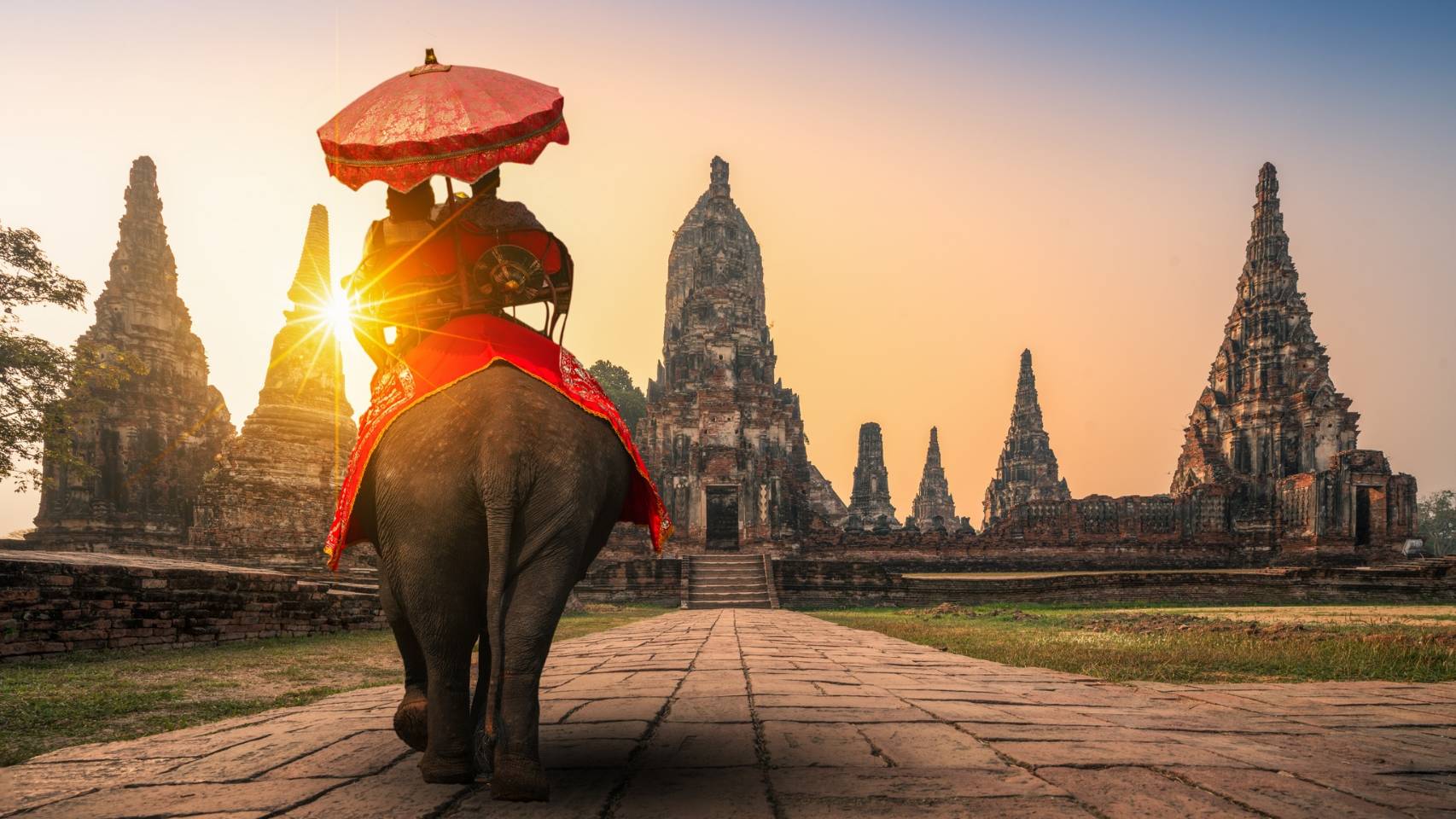 สัมผัสเสน่ห์อยุธยา เมืองมรดกโลก ด้วยบริการรถตู้พรีเมียมและลิมูซีนส่วนตัว